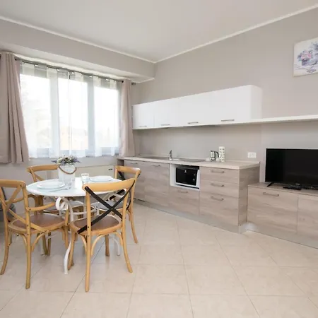 Luxury Martina 公寓式酒店 Moniga del Garda